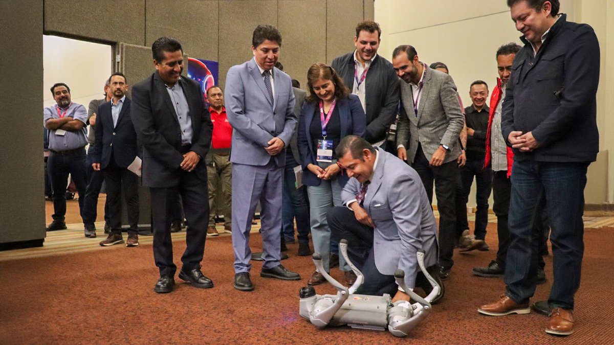 El gobernador <a href="/armentapuebla_/">Alejandro Armenta</a> dio un recorrido por el Tech Capital Puebla Summit 2025, donde uno de sus acompañantes fue nuestro rector el C. <a href="/RayAtanacioLuna/">Raymundo Atanacio</a>, en el que observaron proyectos tecnológicos y mesas de diálogo en las que participaron estudiantes de #LaMetro. 😉