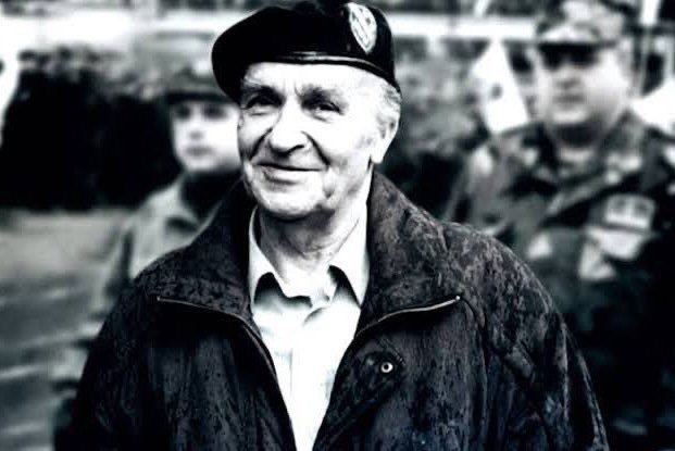 من تأملات بيغوڤيتش في سجنه:

”الحياة مليئة بالمفارقات. فعلى سبيل المثال، نجد الشخصَ المخلصَ، الذي يحبُّ الآخرين ويحترمهم من حيث المبدأ، يمضي مُهتديًا بضميره، ونادرًا ما يلتفتُ إلى انتقادات الآخرين له أو ثنائهم عليه.

بينما نجد، في المقابل، الشخص المغرور عادةً ما يحتقر الآخرين