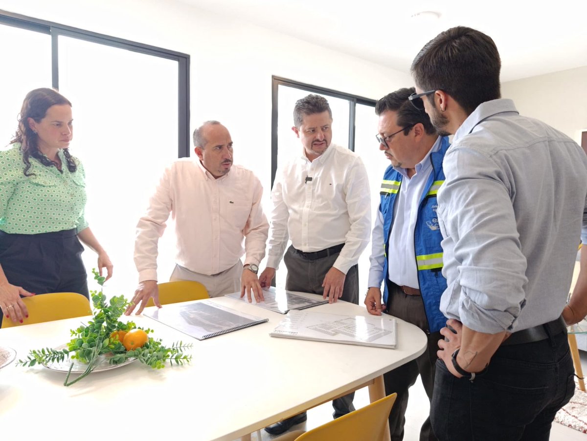 #Azuay | El viceministro de Vivienda, Daniel Elmir (<a href="/WDELMIR/">Daniel Elmir :.</a>) visitó en Cuenca tres proyectos habitacionales en las parroquias Bellavista y Ricaurte, que forman parte del programa Tu Casa Miti-Miti.

🏠 Jardines de Bellavista: 43 viviendas entregadas.  
👷 Solaris: 39 viviendas y