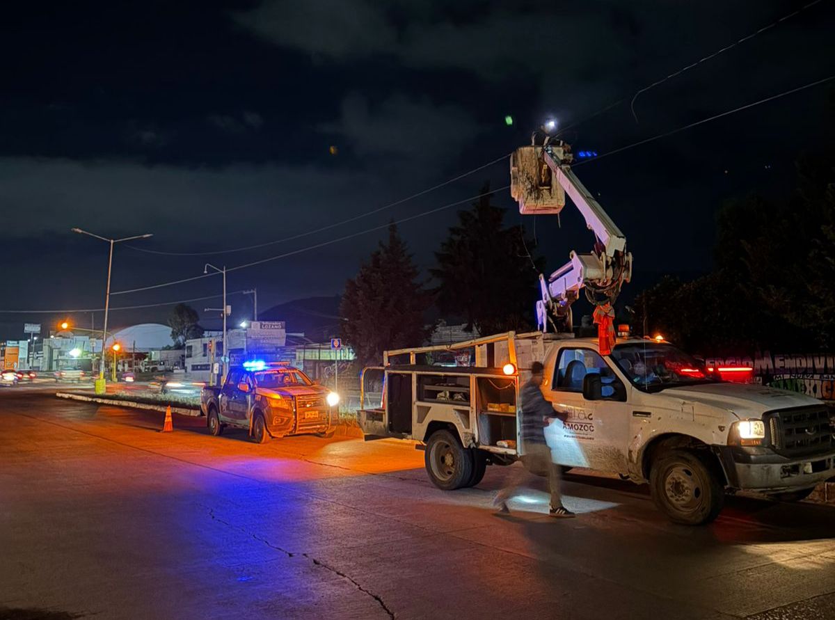 PoderNoticiaPue's tweet image. 👷🏻♂️ Mejora de luminarias y caminos: Severiano de la Rosa continúa impulsando acciones en beneficio de #Amozoc
➡️ Entérate aquí: shre.ink/oRsi
#SeverianoDeLaRosa
#PoderNoticiaPue #DondeTuVozSeEscucha