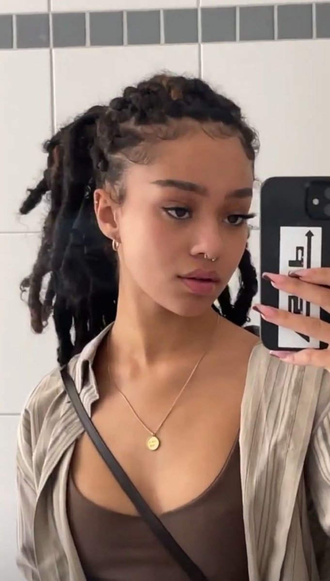 Manon_Eye's tweet image. We need manon on locks🥺