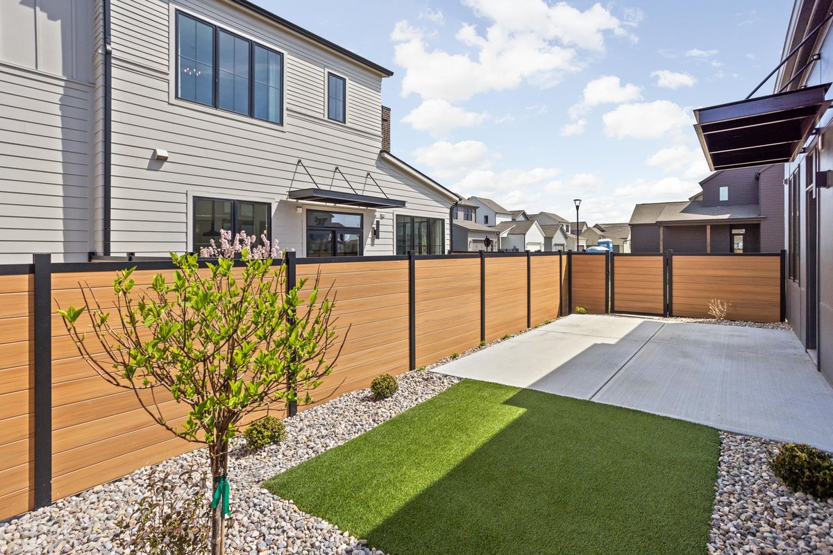 1674 Solebar Way is ready for your arrival! We focused on the specifics like lawn maintenance, livable home plans, and lush private patios so you can spend your time enjoying life.
🏷️ $460,000
🚨2.99%* Interest Rate!
🏡 Maintenance-free
More details: loom.ly/2uzohB4