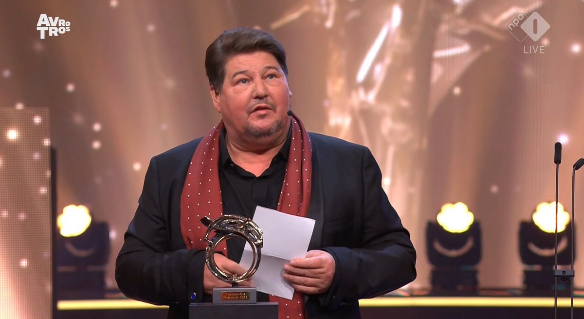 Het is zo fucking oneerlijk, sta je dan al op je 57e te danken voor je waardige afscheid van tv. Onder de medicijnen. Die #Televizierring is hem natuurlijk meer dan gegund