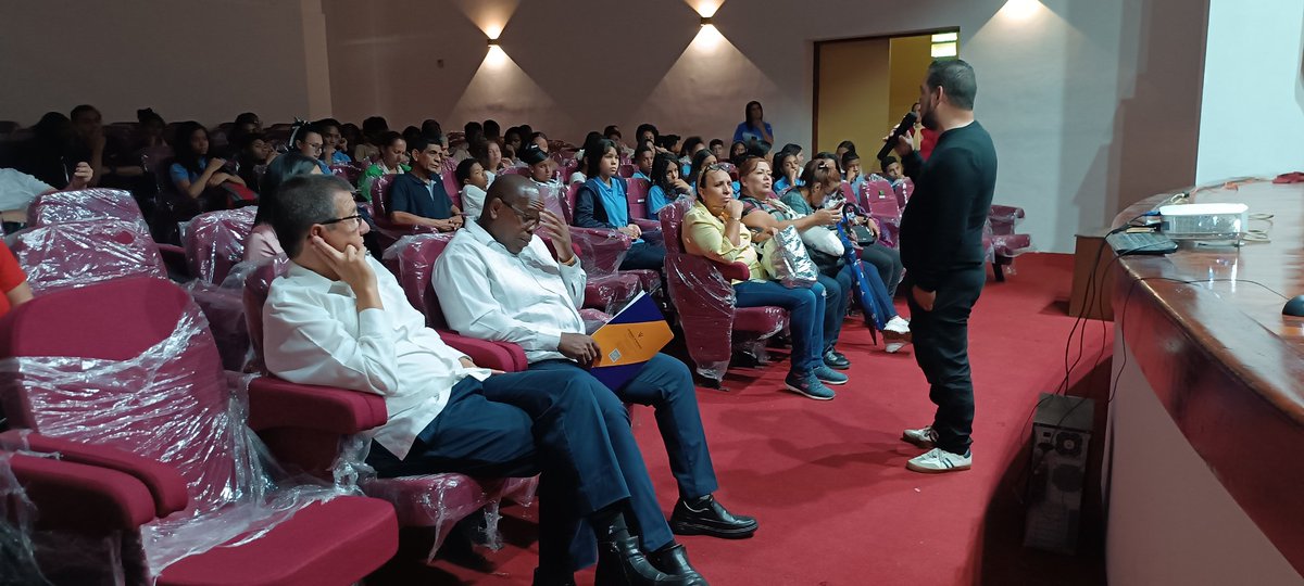 Asistimos a la presentación del documental "Rostros del dolor", homenaje a las víctimas del crimen de Barbados, del realizador y activista venezolano Ernesto Segovia, en la escuela de enseñanza primaria "José Martí", de Caracas.