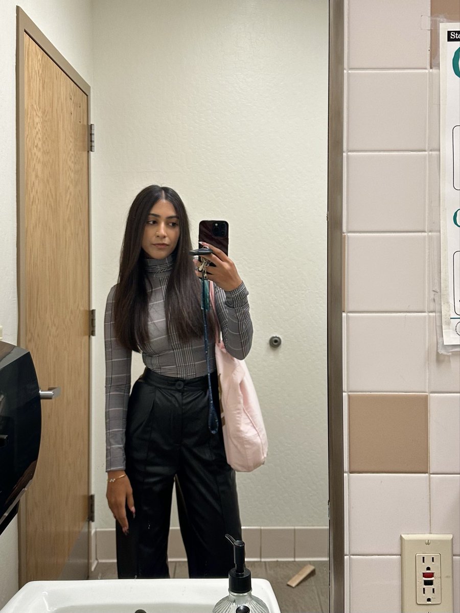 littlemissreno's tweet photo. a student asked me if i like carti and then another one asked me if i was wearing balenci #seeyuh #fwaeh #homixidehomixide https://t.co/FCWkkuJltZ