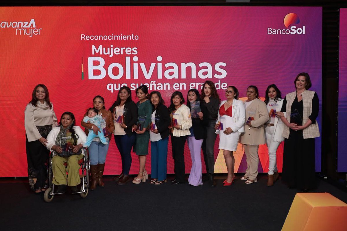 Wenddy, Ximena, Mercedes, Trifonia, Elena, Reina, Rossio, Juana, Karla y Marvin fueron reconocidas por BancoSol por soñar en grande. Su distinción es parte de #AvanzaMujer, en el Mes de la Mujer Boliviana. Conoce sus historias en bit.ly/MujeresBolivia…
#BancoSol #MujerBoliviana