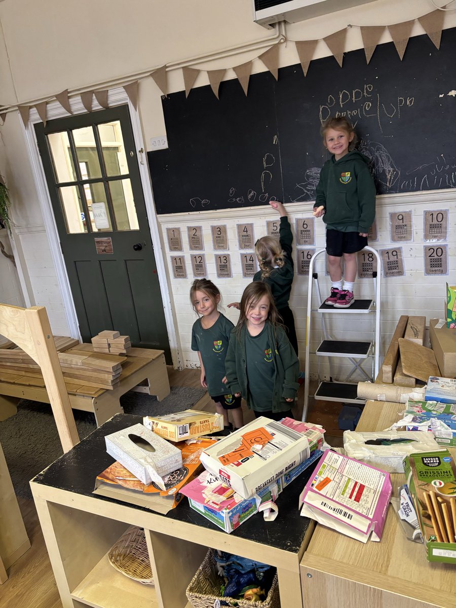 weaverhamschool's tweet image. We finally got to find out the identify of the monster from our English book! We say monster…turns out it was Charlie and Eddie’s brother Marcus! We also found out he loves breakfast. So obviously we drew and made models for him of what our favourite breakfasts are 🥓 🍳 🥯 🥐