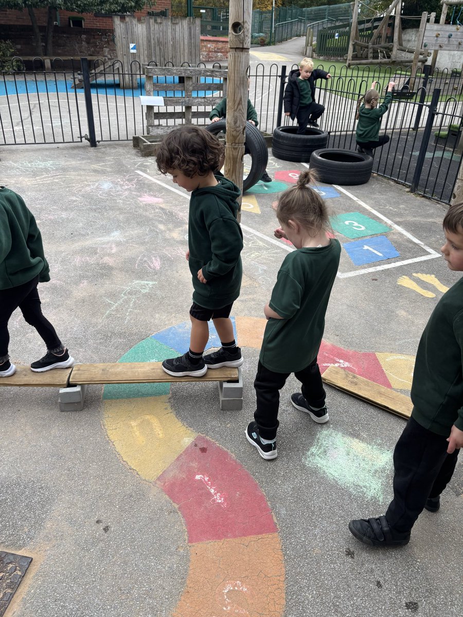 weaverhamschool's tweet image. It’s always lovely to see the application of new learning into our own play, and that’s what happened this afternoon in Reception. Fresh from working on balance on benches and apparatus in PE this morning, some children set up their own equipment and refined  their skills 🤸‍♀️