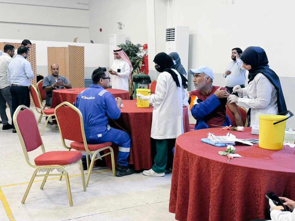 E1_QcH's tweet photo. بالتنسيق مع إدارة التواصل المؤسسي والشؤون التمريضية وفريق حملة تطعيم #الإنفلونزا_الموسمية في شبكة القطيف الصحية، نفذ فريق الطب الوقائي حملة تطعيم لموظفي شركة تمرس للمقاولات، وذلك في إطار المبادرات الميدانية الهادفة إلى تعزيز صحة المجتمع.
#تجمع_الشرقية_الصحي https://t.co/RfchKZKjo5