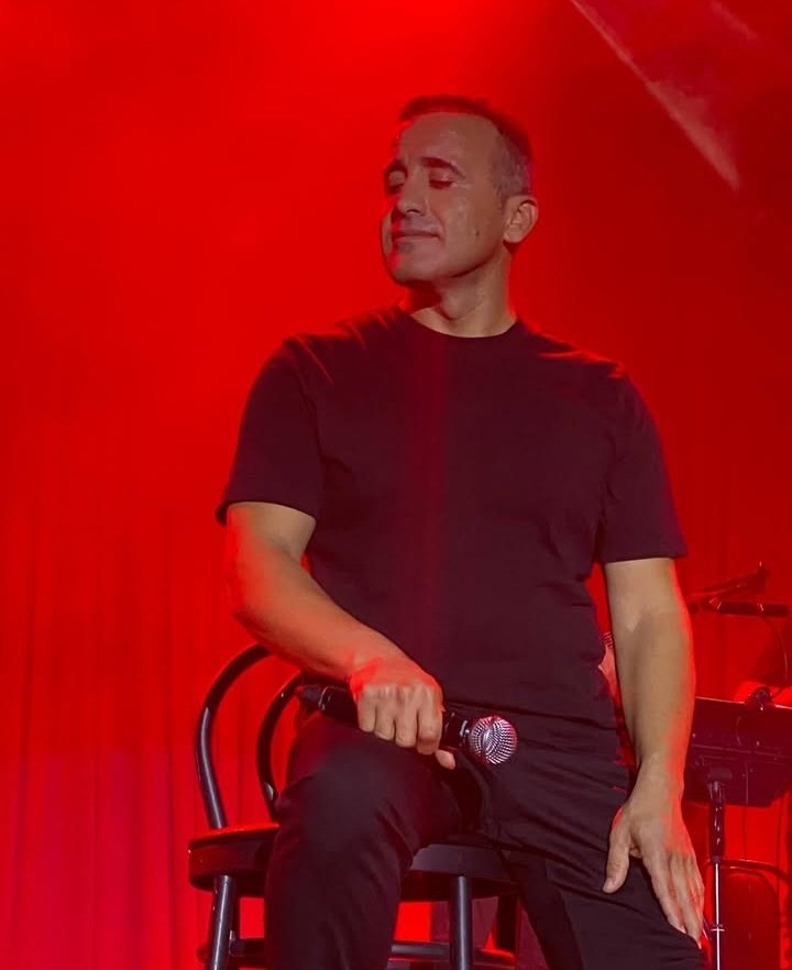 Wek kesekî Mem baş nas dike bibêjim;
1- Xortno, Mem ne ew kes e ku hûn wisa wî bidin ber keviran û ev wisa ne hêsan e!
2-Ew kesên ku vê rewşê û Mem wekî amûrekê bikar tînin û dixwazin "fotorlî"yekî din çêbikin, ev hîç ne hêsan e.
Mem berhemek xweşik a vê serdemê ye⚫
<a href="/araratmemm/">Mem Ararat</a>