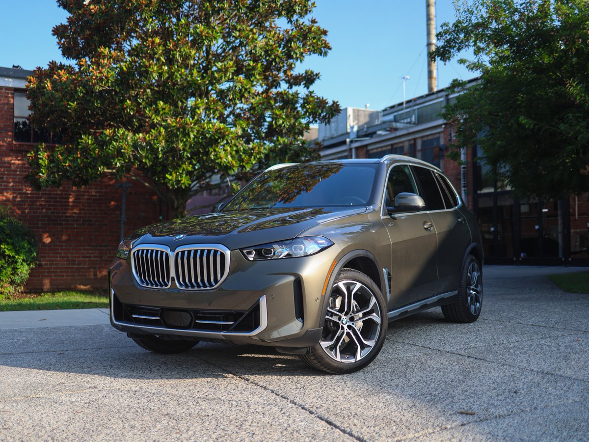 Wherever the road calls, the BMW X5 is ready to lead the way. 

bit.ly/2vRi3Cx