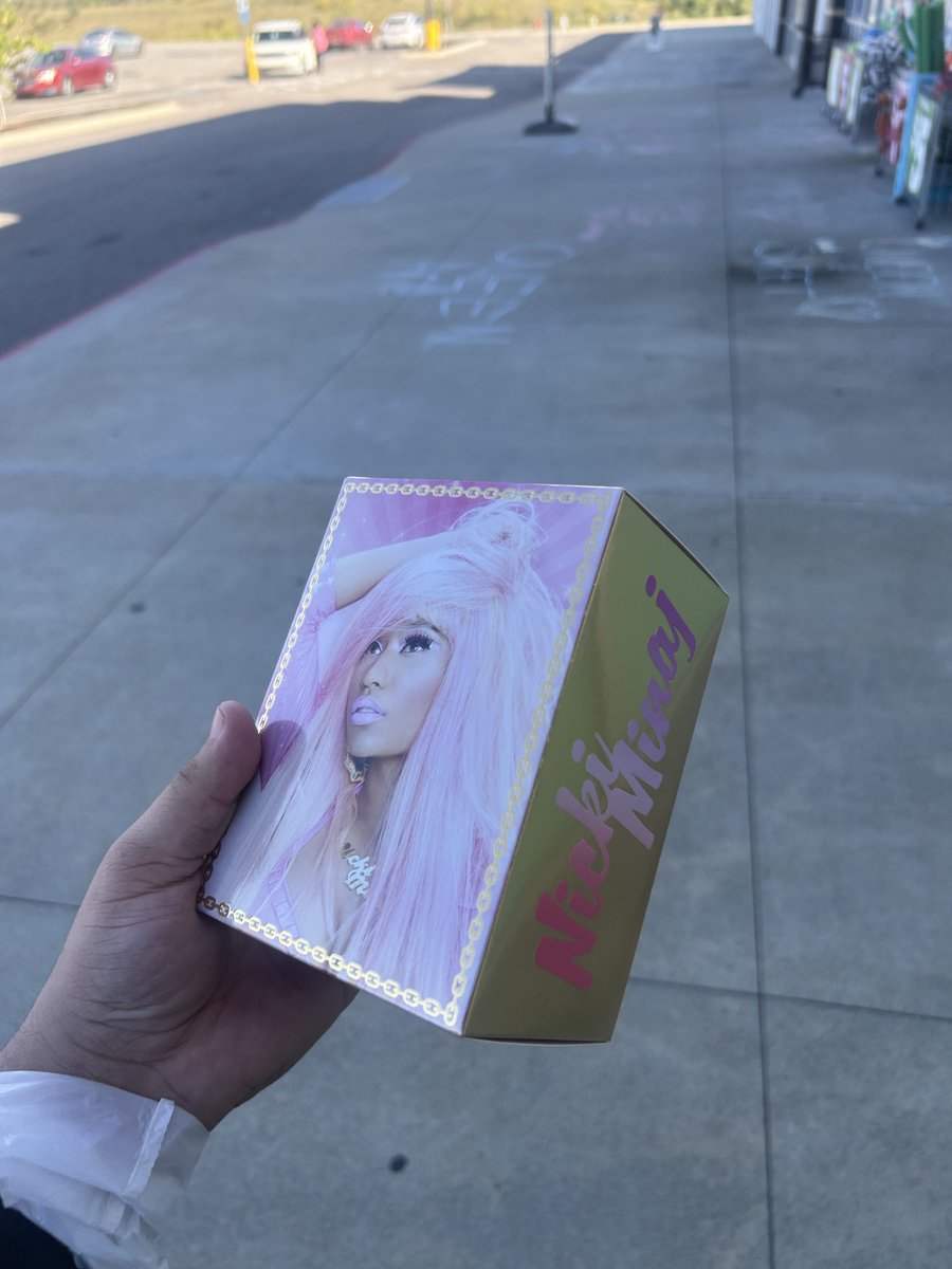 Snatched this <a href="/NICKIMINAJ/">Nicki Minaj</a> perfume up SO FAST