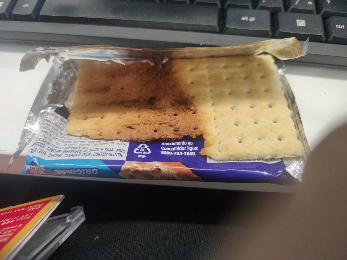 dayanesall's tweet photo. @clubsocial 
Comprei um club social hoje , pq adoro os biscoitos da marca e pra minha surpresa olha como veio 😤😔
Já não vem muito e ainda vem dessa forma? KD o controle de qualidade do biscoito???
Decepcionada com a marca. https://t.co/iKwComxNHH