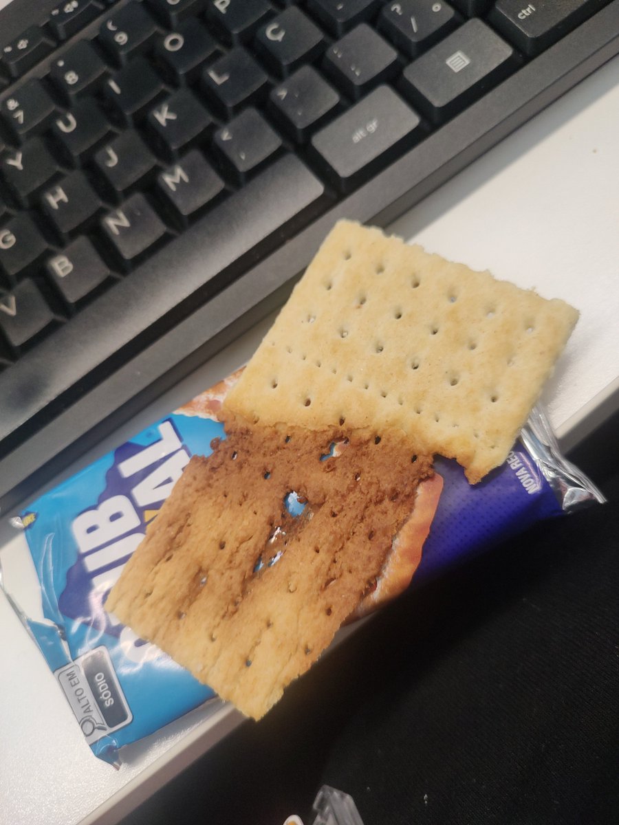 dayanesall's tweet photo. @clubsocial 
Comprei um club social hoje , pq adoro os biscoitos da marca e pra minha surpresa olha como veio 😤😔
Já não vem muito e ainda vem dessa forma? KD o controle de qualidade do biscoito???
Decepcionada com a marca. https://t.co/iKwComxNHH