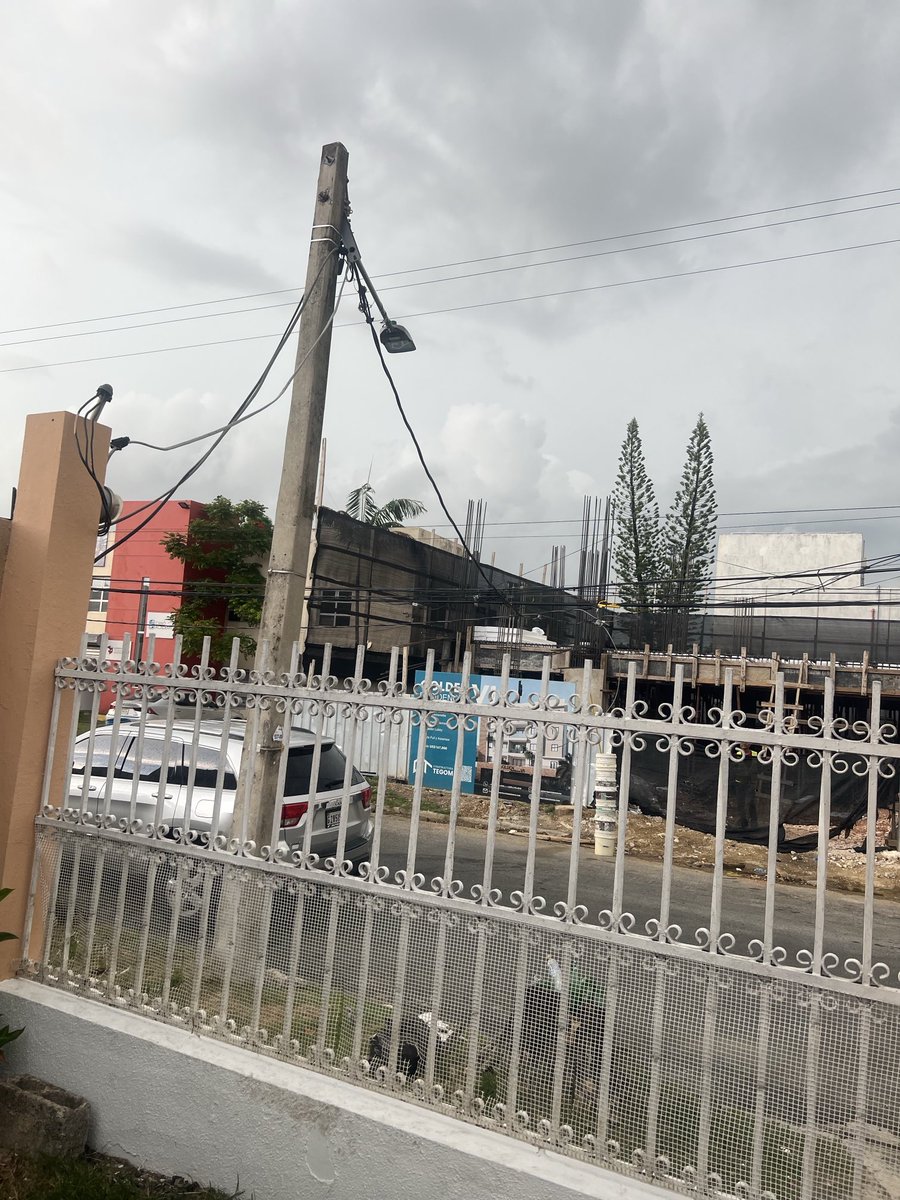 BaezOneida's tweet photo. Urgente en la calle Juan Isidro ortega casi esquina Apolinar Tejeda tendido eléctrico casi caído, está reportado desde esta mañana, ⁦@EdesurRD⁩ https://t.co/f7j30yqIeW