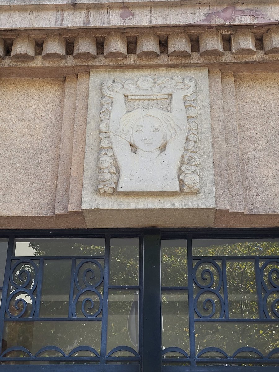 #adoorablethursday 
Jolis bas-reliefs au-dessus d’une porte dans le 16e arrondissement, près du Parc des Princes. Ce type de décorations se retrouve beaucoup dans l’architecture du quartier. //
Beautiful bas-reliefs above doorways in the 16th arrondissement, Paris