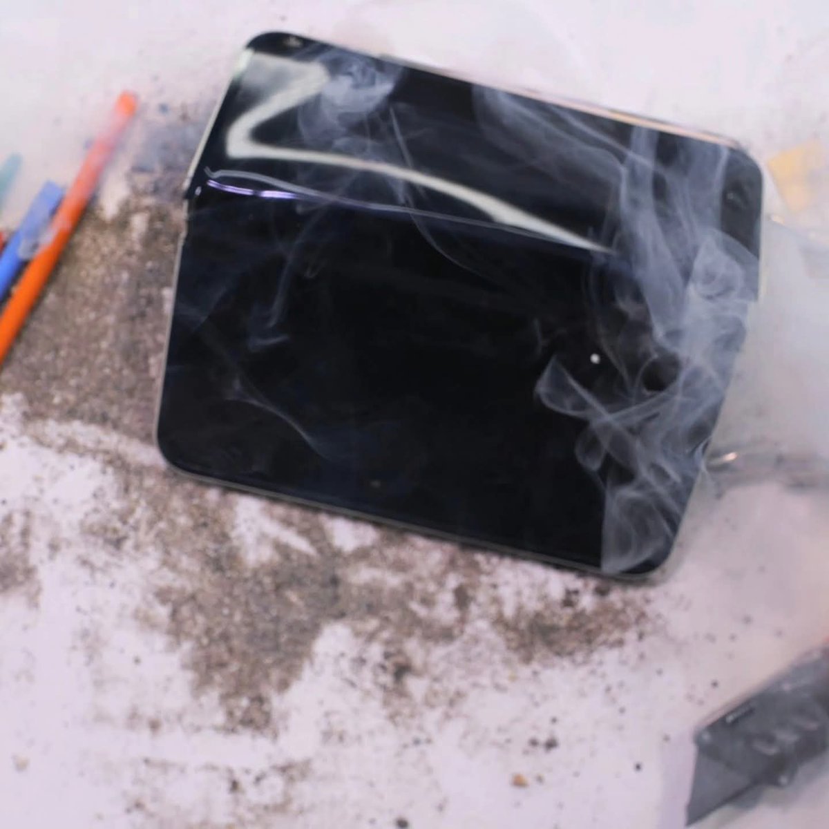 💥 ¡EXPLOTÓ EN VIVO! 💥
El Pixel 10 Pro Fold no sobrevivió a la prueba de JerryRigEverything 😳🔥
Es el primer teléfono que literalmente explota en su canal.

¿Innovación peligrosa o fracaso épico?
Google… tenemos un problema. 😬
#Pixel10ProFold #JerryRigEverything #TechNews