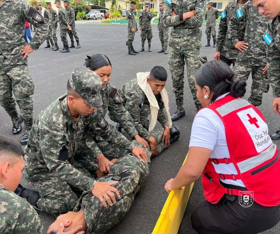 PMOPHN's tweet photo. #AdiestramientoPMOP | Las Fuerzas Armadas de Honduras de la Policía Militar de Honduras (#ESCAPMOP), con el valioso apoyo de la Cruz Roja Hondureña, desarrolló una importante jornada formativa sobre Primeros Auxilios, como parte del módulo general del curso básico.

Esta formación tiene como objetivo principal dotar a cada soldado de los conocimientos y destrezas necesarias para brindar atención inmediata y eficaz ante cualquier emergencia médica, tanto en el cumplimiento de sus misiones operativas como en apoyo a la población civil.

#FFAAHN #PMOPHN #EjércitoDeHonduras #200AñosAlServicioDeLaPatria