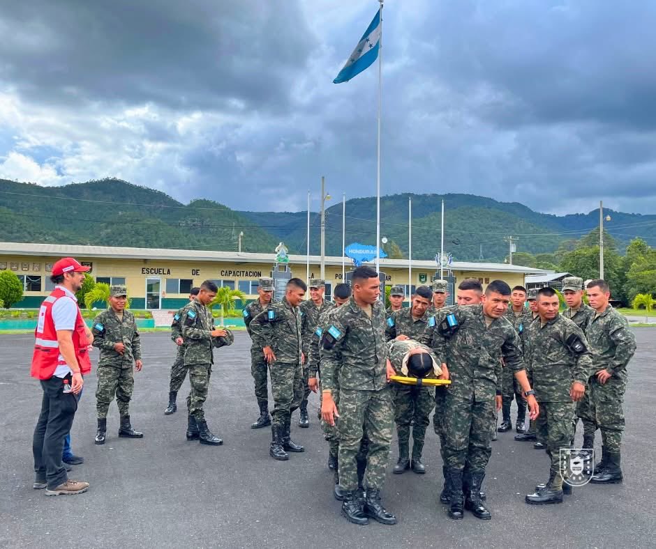 PMOPHN's tweet photo. #AdiestramientoPMOP | Las Fuerzas Armadas de Honduras de la Policía Militar de Honduras (#ESCAPMOP), con el valioso apoyo de la Cruz Roja Hondureña, desarrolló una importante jornada formativa sobre Primeros Auxilios, como parte del módulo general del curso básico.

Esta formación tiene como objetivo principal dotar a cada soldado de los conocimientos y destrezas necesarias para brindar atención inmediata y eficaz ante cualquier emergencia médica, tanto en el cumplimiento de sus misiones operativas como en apoyo a la población civil.

#FFAAHN #PMOPHN #EjércitoDeHonduras #200AñosAlServicioDeLaPatria