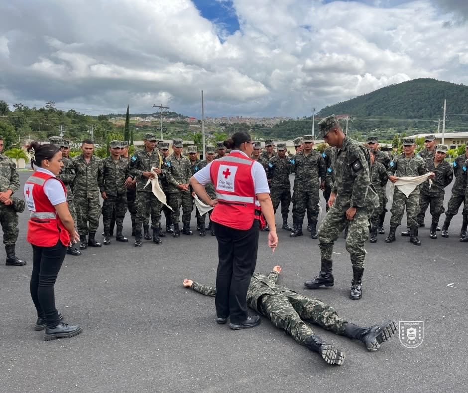 PMOPHN's tweet photo. #AdiestramientoPMOP | Las Fuerzas Armadas de Honduras de la Policía Militar de Honduras (#ESCAPMOP), con el valioso apoyo de la Cruz Roja Hondureña, desarrolló una importante jornada formativa sobre Primeros Auxilios, como parte del módulo general del curso básico.

Esta formación tiene como objetivo principal dotar a cada soldado de los conocimientos y destrezas necesarias para brindar atención inmediata y eficaz ante cualquier emergencia médica, tanto en el cumplimiento de sus misiones operativas como en apoyo a la población civil.

#FFAAHN #PMOPHN #EjércitoDeHonduras #200AñosAlServicioDeLaPatria
