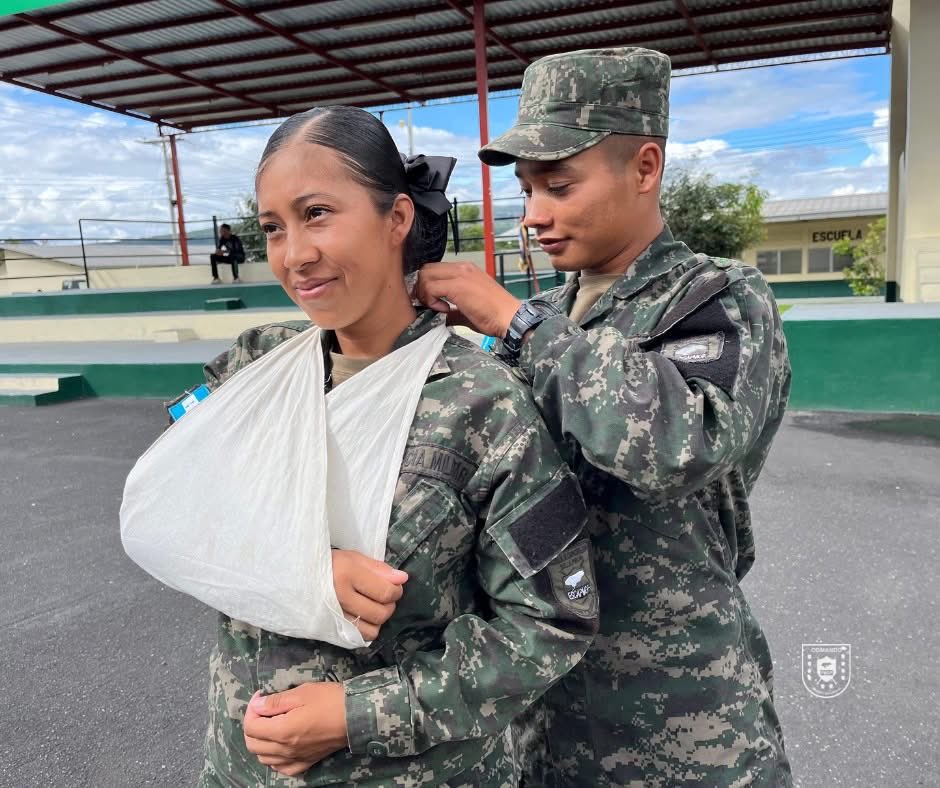 PMOPHN's tweet photo. #AdiestramientoPMOP | Las Fuerzas Armadas de Honduras de la Policía Militar de Honduras (#ESCAPMOP), con el valioso apoyo de la Cruz Roja Hondureña, desarrolló una importante jornada formativa sobre Primeros Auxilios, como parte del módulo general del curso básico.

Esta formación tiene como objetivo principal dotar a cada soldado de los conocimientos y destrezas necesarias para brindar atención inmediata y eficaz ante cualquier emergencia médica, tanto en el cumplimiento de sus misiones operativas como en apoyo a la población civil.

#FFAAHN #PMOPHN #EjércitoDeHonduras #200AñosAlServicioDeLaPatria