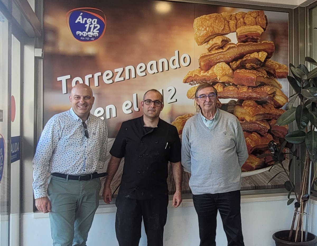 Hoy hemos tenido la grata visita de dos de los grandes embajadores del Torrezno d Soria Juanjo y Samuel @torreznodesoria <a href="/torreznoman/">Torreznoman</a> @emorenosaez 
Se han llevado nuestros Torreznos a la inauguración del musical Revé Cabaret 🥰
Esperemos que todo haya salido fenomenal. 🤗