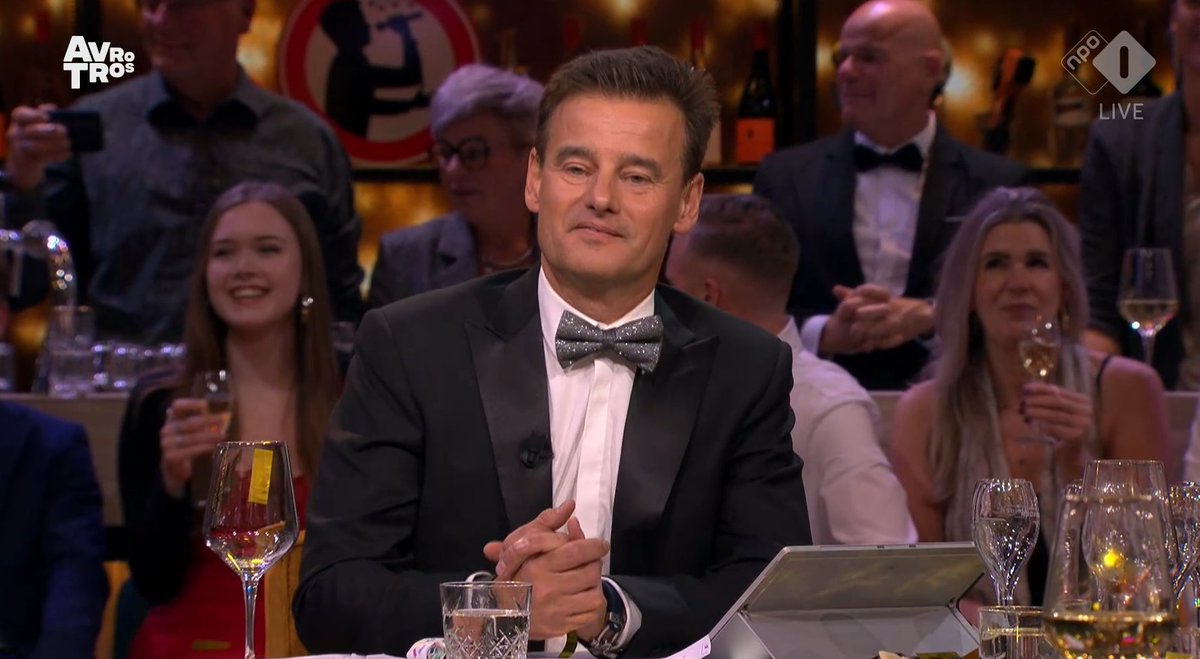Dan kan je best niets met Vandaag Inside hebben, maar zo'n uitzinnige Wilfred Genee door de 74% overmacht is toch hilarisch? Een rondje X bewijst het tegendeel. Jammer, wel. Zuur, dat ook. "Je hebt maar één leventje", zou Gijp zeggen. #televizierring