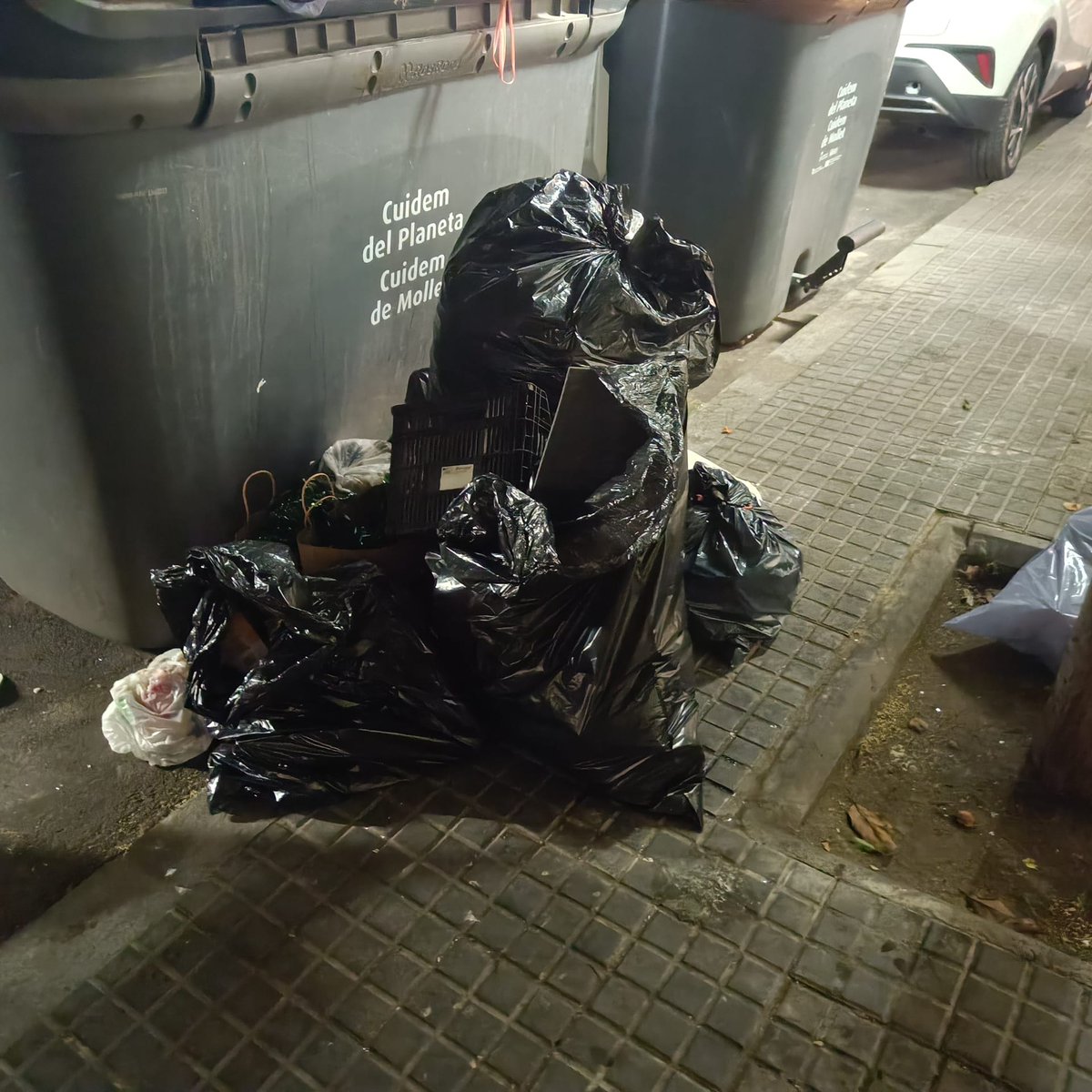 AlexRiguillo's tweet photo. C/Onze Setembre, #Mollet.

Viure amb 6 contenidors davant les finestres (cuina i habitacions) de casa.

Ens esteu fent viure en una deixalleria.

Dia #564.

@PSCMollet @molletopina @JuntsMollet @aramolleterc @EUiAMollet @residuscat @DiariSomMollet @el9nou_vor @sindicdegreuge https://t.co/GE3te2Lbh8