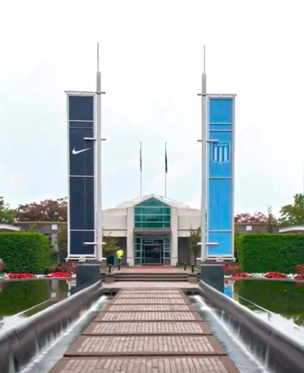 giraltpablo's tweet image. 🎓 Racing cerró contrato con Nike International y compartirá main sponsor con clubes como PSG, Inter de Milán, Chelsea y Barcelona.

Con este acuerdo, pasará a tener el nivel de stock MÁS GRANDE del fútbol argentino 🇦🇷 para su plantel profesional.