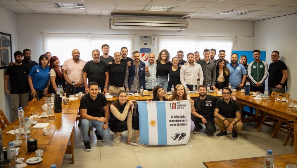 En el día que Caputo anuncia que quieren avanzar con la reforma laboral hecha a medida por el FMI junto a <a href="/SergioOPalazzo/">Sergio Omar Palazzo</a> compartimos un encuentro con las juventudes sindicales de <a href="/uni_jovenes_ar/">Red Argentina UNI Jóvenes</a> 
Dialogamos sobre los problemas que viven los jóvenes trabajadores en esta recesión: