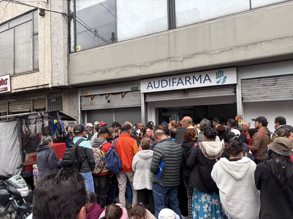 fairmarinardila's tweet image. Las personas haciendo largas filas para reclamar medicamentos en el Restrepo, cosas que solo se veía en la alcaldía de inservible de petro, hoy se repiten pero a nivel nacional.