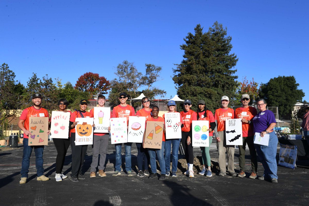 eatlearnplay's tweet photo. At Christmas with the Currys in 2023, Stephen &amp; Ayesha surprised Manzanita students with the news that we would be transforming their schoolyard. In 2024 we revitalized the TK yard. This past week we completed one for older kids. Now every student has a place to play and grow! https://t.co/OL2q2mq3IP