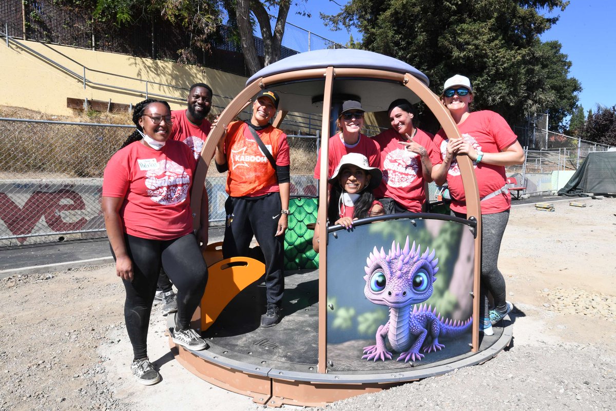 eatlearnplay's tweet photo. At Christmas with the Currys in 2023, Stephen &amp; Ayesha surprised Manzanita students with the news that we would be transforming their schoolyard. In 2024 we revitalized the TK yard. This past week we completed one for older kids. Now every student has a place to play and grow! https://t.co/OL2q2mq3IP