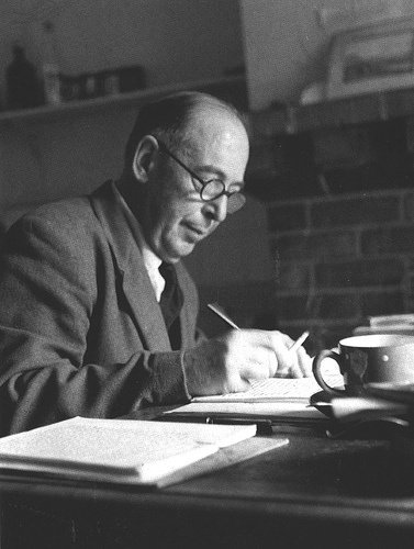 centralnarniana's tweet photo. 75 anos de Nárnia!!! Dia 16 de Outubro foi publicado a incrível obra de C.S Lewis O Leão a Feiticeira e o Guarda Roupas.
Me contem quando vocês leram pela primeira essa história  fantástica.
#NarniaDay https://t.co/5xlD3teNAG