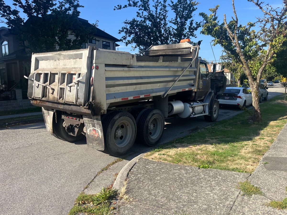 VPDTrafficUnit's tweet image. Dump truck: cords showing on both front tires &amp;amp; No warning light when box raised ($598). Tractor-trailer: 3 brakes out of adjustment, one not working, a flat tire plus numerous other violations = $598 for Omit Entry On Record plus $414 brakes and OOS. #WeAreOutThere #DriveSafe