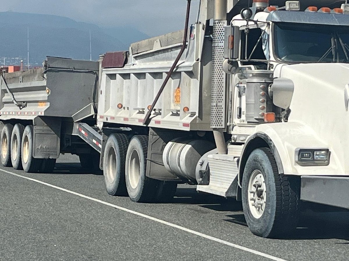 VPDTrafficUnit's tweet image. Dump truck: cords showing on both front tires &amp;amp; No warning light when box raised ($598). Tractor-trailer: 3 brakes out of adjustment, one not working, a flat tire plus numerous other violations = $598 for Omit Entry On Record plus $414 brakes and OOS. #WeAreOutThere #DriveSafe
