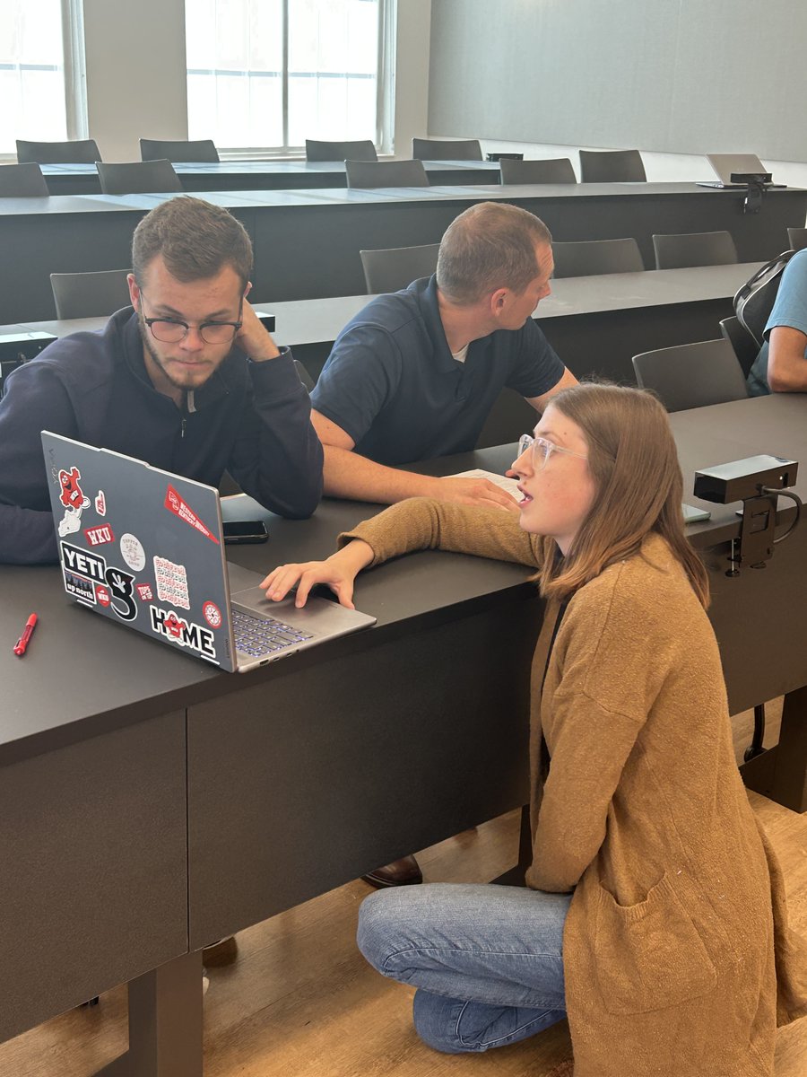 📄 The Business LLC is getting a little résumé help from our GFCB Ambassadors as they prep for Business and Professionalism Week!

Be sure to check out the full schedule of workshops, networking events, and the Internship Fair  — you won’t want to miss it!

#wku #homeinthechan