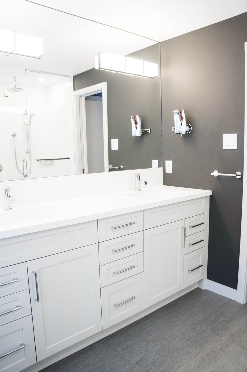 OakvilleKitchen's tweet photo. Step into luxury. Our newly renovated bathroom features a custom solid surface shower base and countertop with a sleek glass enclosure — a perfect mix of modern style and practicality. https://t.co/EbEPoWlg4W