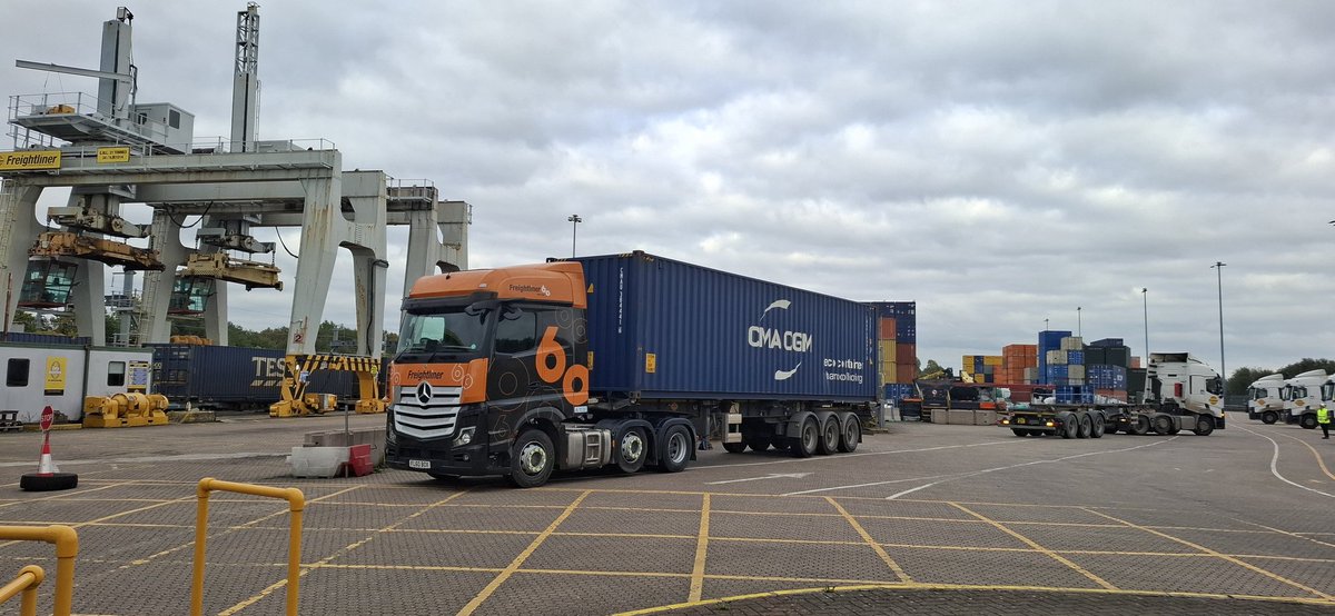 Fascinating <a href="/ciltuk/">CILT(UK)</a> visit to Freightliner's terminal at Wentloog today. A critical part of supply chains across South Wales and further afield, and across a wide range of products (including bagged wine in containers).