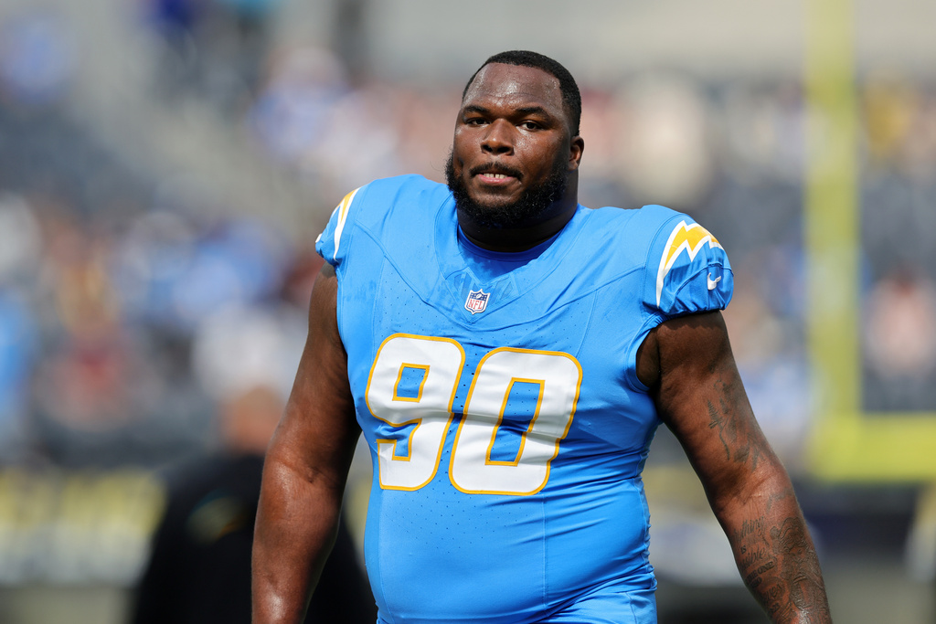 TEAIR TART, <a href="/chargers/">Los Angeles Chargers</a> DL - LEAGUE LEADER
Through the first 6 Weeks of 2025, Tart, has an Overall PFF Grade of 90.2 - ranking 1st out of 192 interior defensive linemen. #BoltUp #Bolts #Chargers #LosAngeles #LAC #LAChargers #NFL #NFLWeek7 #NFLNews #NFLTwitter #INDvsLAC #NFLPicks