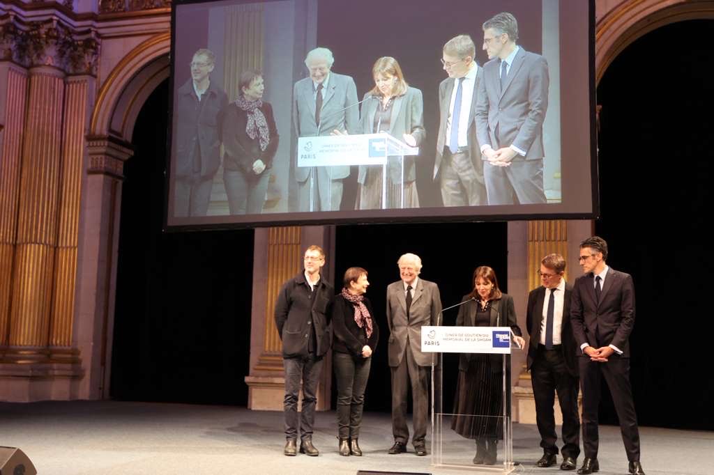 Imam1chalghoumi's tweet photo. Merci à mon ami M. Éric de Rothschild, président de la Fondation pour la Mémoire de la Shoah, pour son invitation au dîner officiel à la Mairie de Paris.
Un moment fort, en présence de nombreuses personnalités politiques et religieuses.
Dans cette période marquée par la montée inquiétante de l’antisémitisme, du négationnisme et du racisme, ce dîner fut un véritable moment de fierté et de mémoire, en hommage à toutes les victimes de la Shoah,  avec la présence de plusieurs rescapés .
Ensemble, restons unis contre la haine et pour la dignité humaine. 
@Shoah_Memorial