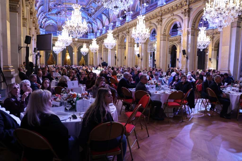 Imam1chalghoumi's tweet photo. Merci à mon ami M. Éric de Rothschild, président de la Fondation pour la Mémoire de la Shoah, pour son invitation au dîner officiel à la Mairie de Paris.
Un moment fort, en présence de nombreuses personnalités politiques et religieuses.
Dans cette période marquée par la montée inquiétante de l’antisémitisme, du négationnisme et du racisme, ce dîner fut un véritable moment de fierté et de mémoire, en hommage à toutes les victimes de la Shoah,  avec la présence de plusieurs rescapés .
Ensemble, restons unis contre la haine et pour la dignité humaine. 
@Shoah_Memorial