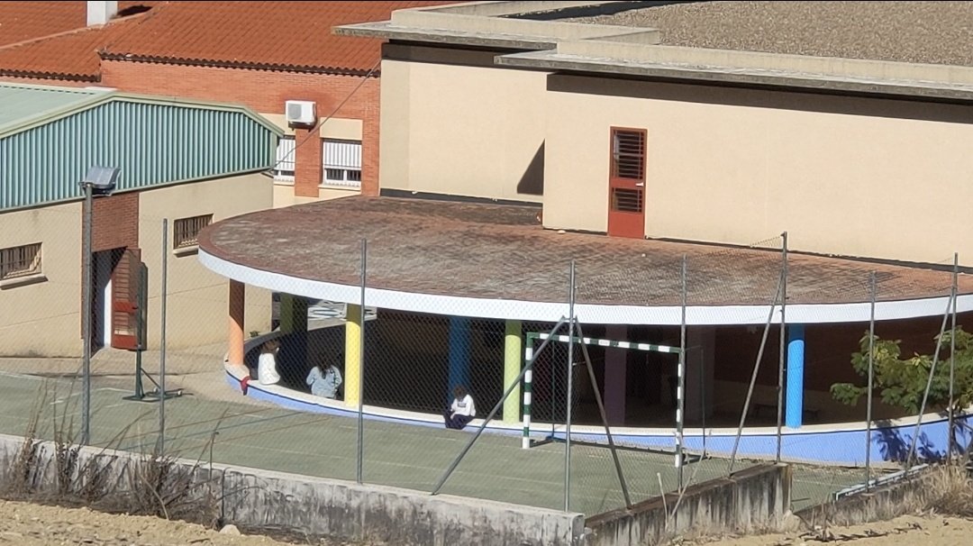 MissPeguitos's tweet photo. @Tamikarnaval Acosado, maltratado y despreciado por toda la clase. Ahí, días y días solo en el recreo a un lado y las profesoras al otro sin inmutarse. El colegio puede ser el infierno.
De las peores batallas que unos padres pueden luchar y lo peor, un final como el de Sandra 🙏 https://t.co/DzIDE1IGD2