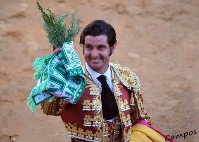 RafaGlez11's tweet photo. Le puso “calle del Betis” a su calle Betis. Fiel admirador de su gran amigo Joaquín. Padre de una zurda de diamantes. Bético por los cuatro costados.

¡Qué grande, #RealBetis, por no tener complejos para homenajear al Rey del toreo! https://t.co/Dbq4sFrbxC