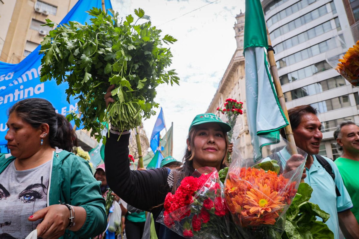 gargantapodero's tweet photo. El esquema de Milei propone importar carnes de Brasil, tomates de Bolivia o cítricos de Chile. ¿Qué pasa con la agricultura familiar argentina? #Alimentazo en Plaza de Mayo. Frentre las políticas de hambre, ¡comunidad y solidaridad! https://t.co/7y6SQoTjT4