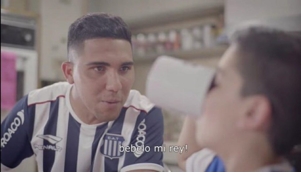-Bebelo mi rey! 
-Ta puraso rey, hechale Soda culiaaa!