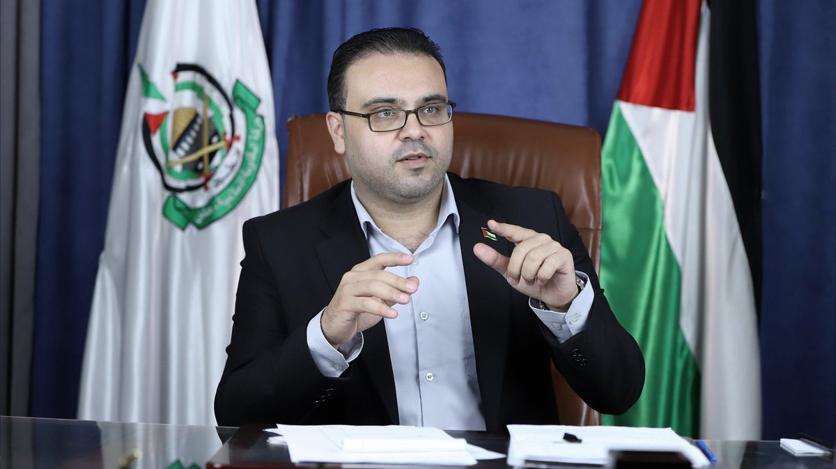 المتحدث باسم حركة حماس، حازم قاسم:

"يتباكى العالم على جثامين عدد من جنود الاحتلال الصهيوني، ويتعامى عن جثامين عشرات الآلاف من شهداء شعبنا الفلسطيني، تحت الأنقاض، أو تلك التي تبخرت، أو التي منع الاحتلال المجرم من دفنها ونهشتها الكلاب."