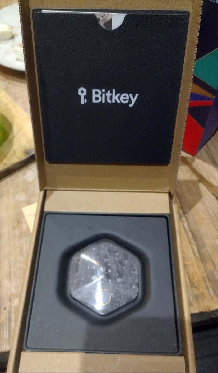 VincentCassou's tweet image. Quel magnifique cadeau d&apos;anniversaire 🧡
Not your keys, not your bitcoin 🩶
The best cold wallet for #Bitcoin 
@BitkeyOfficial #bitkey