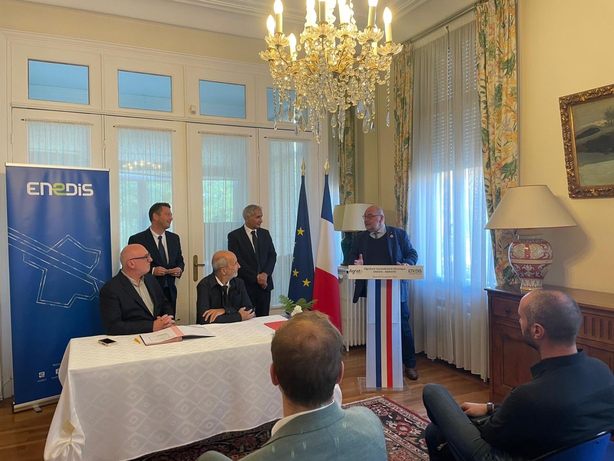 fdouhane's tweet photo. ⚡️ J’ai eu le plaisir d’accueillir à la sous-préfecture de #Cambrai la signature par @Agristo de la proposition de raccordement électrique de sa future usine d’Escaudœuvres, établie par @enedis.
Un projet créateur de 350 emplois et moteur du #Cambrésis. https://t.co/5hKNg7pp0W