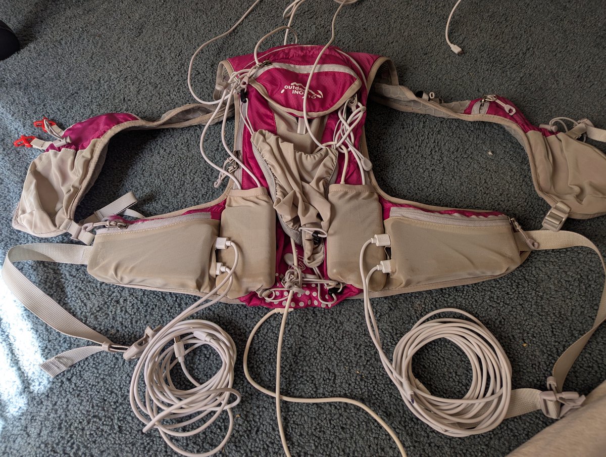 NjnaGrimsdottir's tweet photo. The backpack i wear has 60,000mAh of batteries in it while performing for long haul dance events. Allows for 18 hr of VR time before hot swapping batteries.
#FluffleTech #vr #dancer https://t.co/Yj21F4TjQv